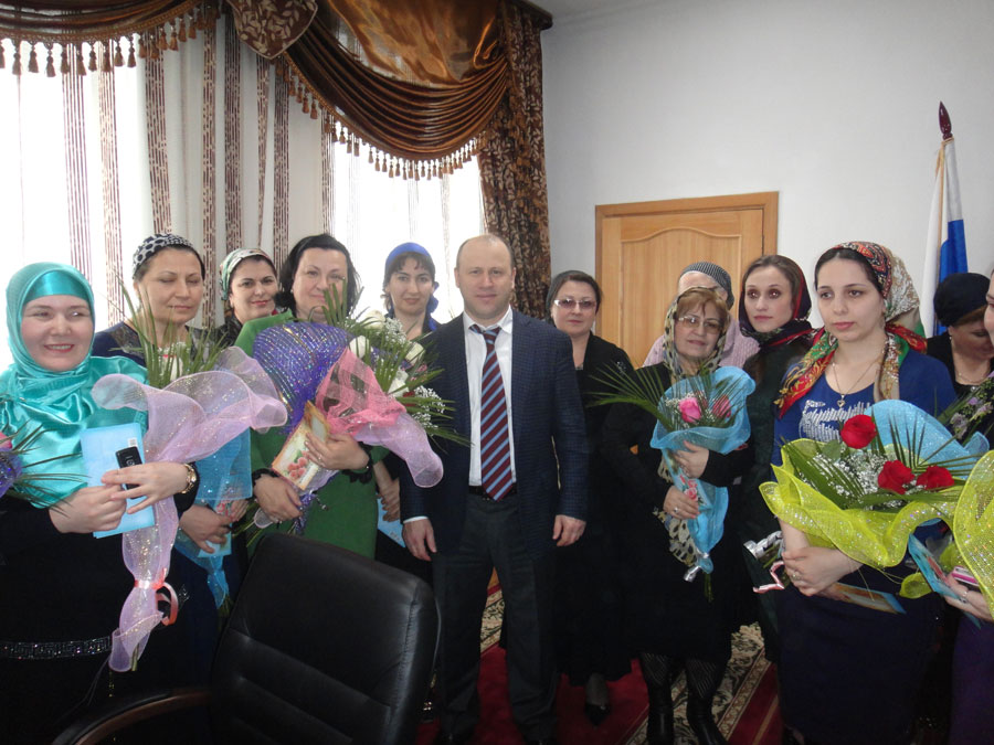 Чечня. Г.С.Таймасханов поздравил сотрудниц с 8-м марта